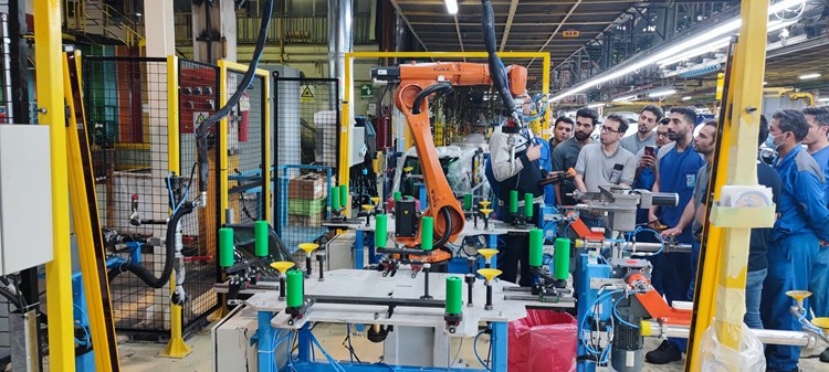 به‌روز رساني و ارتقاي نرخ توليد ايستگاه رباتيك چسب زني شيشه دنا